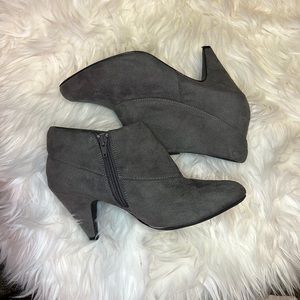 Fioni grey ankle booties Size 8, great pre-owned condition.🤍